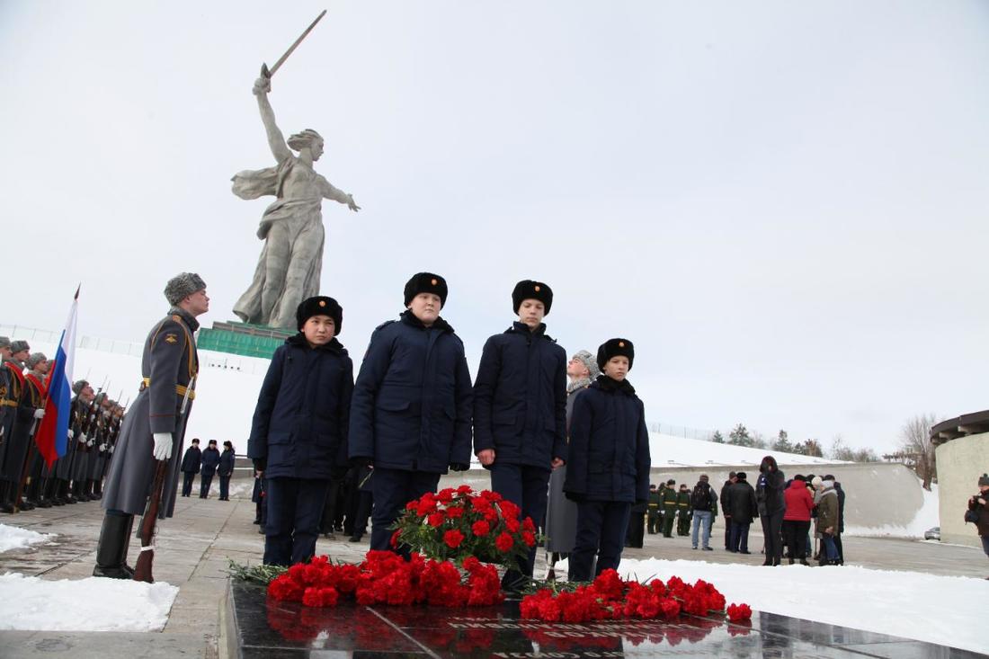 Школьники у могилы командарма Чуйкова фотография