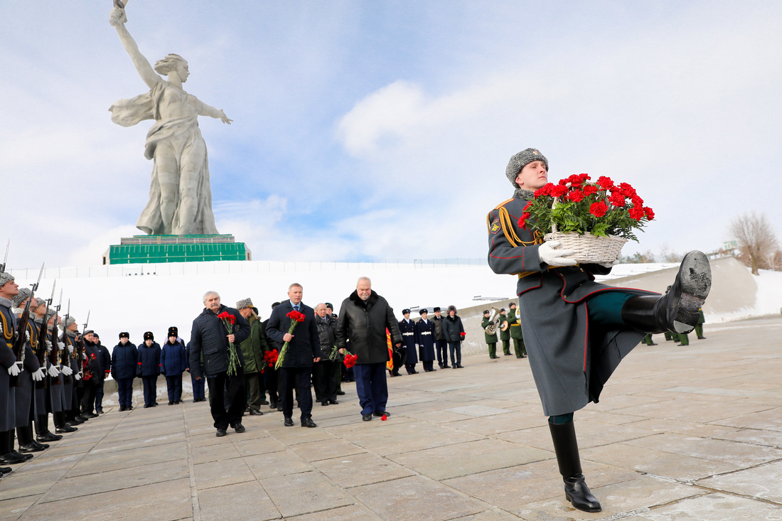 Возложение цветов к могиле маршала Чуйкова фотография
