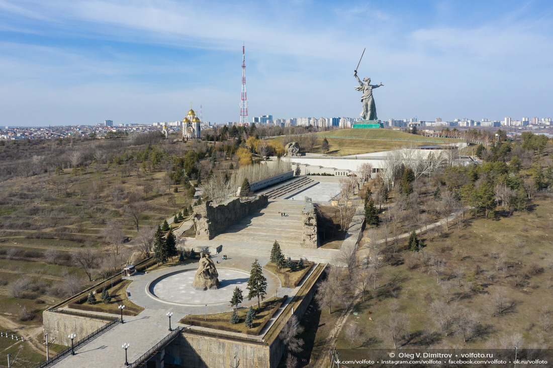 Вид с высоты на памятник-ансамбль «Героям Сталинградской битвы» фотография