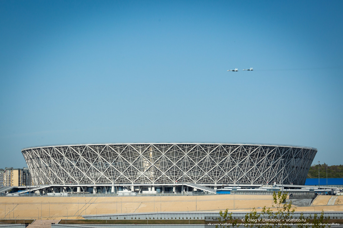 Боевая авиация над стадионом «Волгоград Арена» у Мамаева кургана фотография