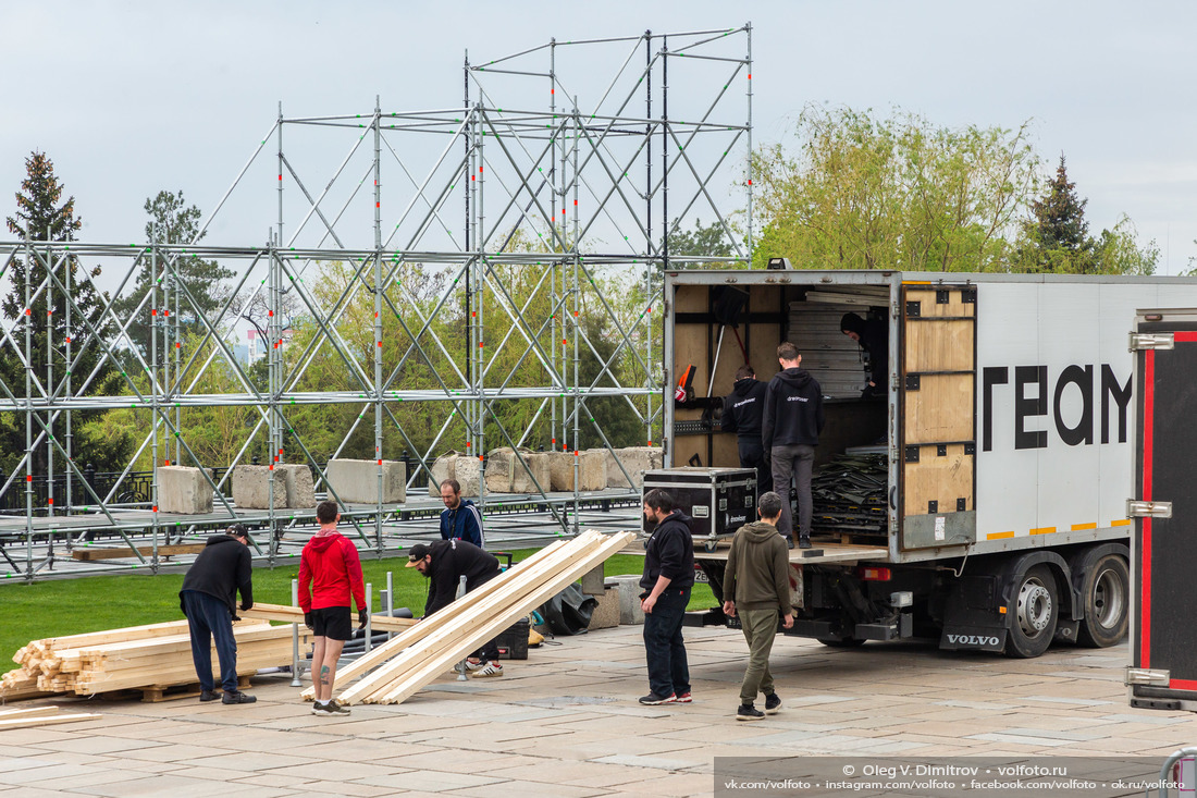 Подготовка и монтаж оборудования для проведения акции «Свет Великой Победы» на Мамаевом кургане фотография