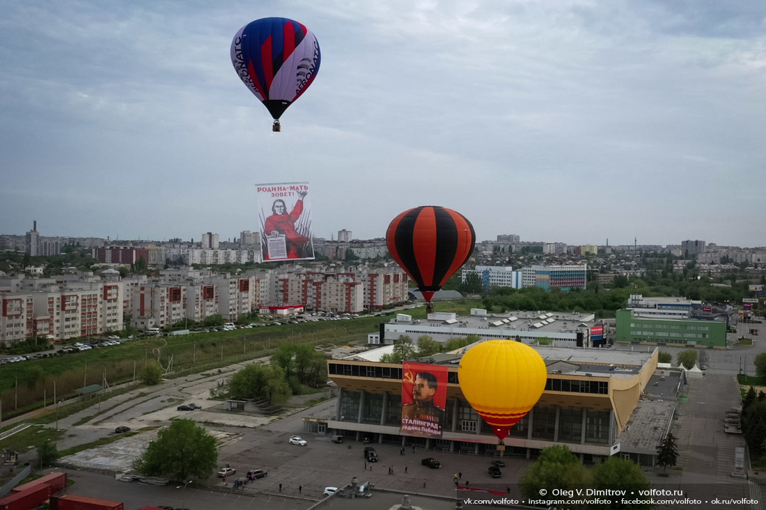Взлет воздушных шаров с плакатами ко Дню Победы у Дворца спорта фотография
