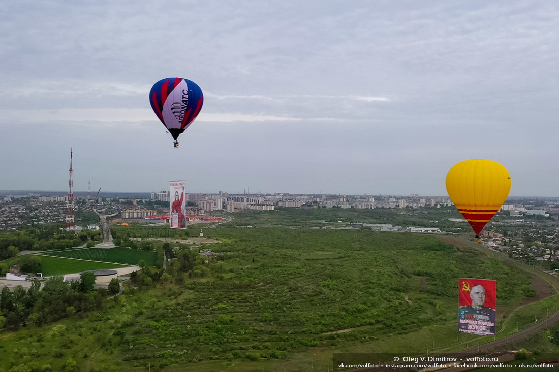 Пролет воздушных шаров с плакатами ко Дню Победы над Мамаевом курганом фотография