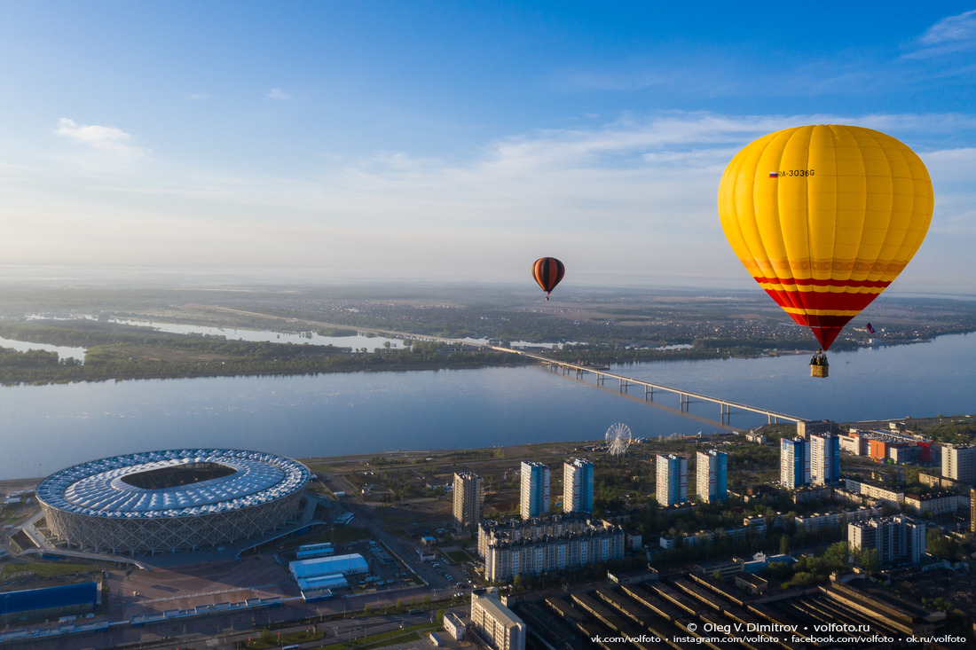 Воздушные шары в небе над Волгоградом с видом на Волгу и стадион «Волгоград Арена» фотография