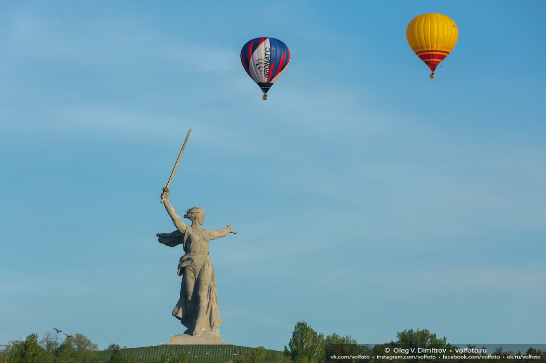 Воздушные шары над монументом «Родина-мать зовет!» фотография