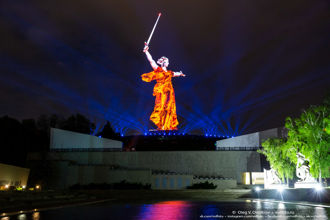 Световая проекция на монументе «Родина-мать зовет!» в ходе акции «Свет Великой Победы» фотография