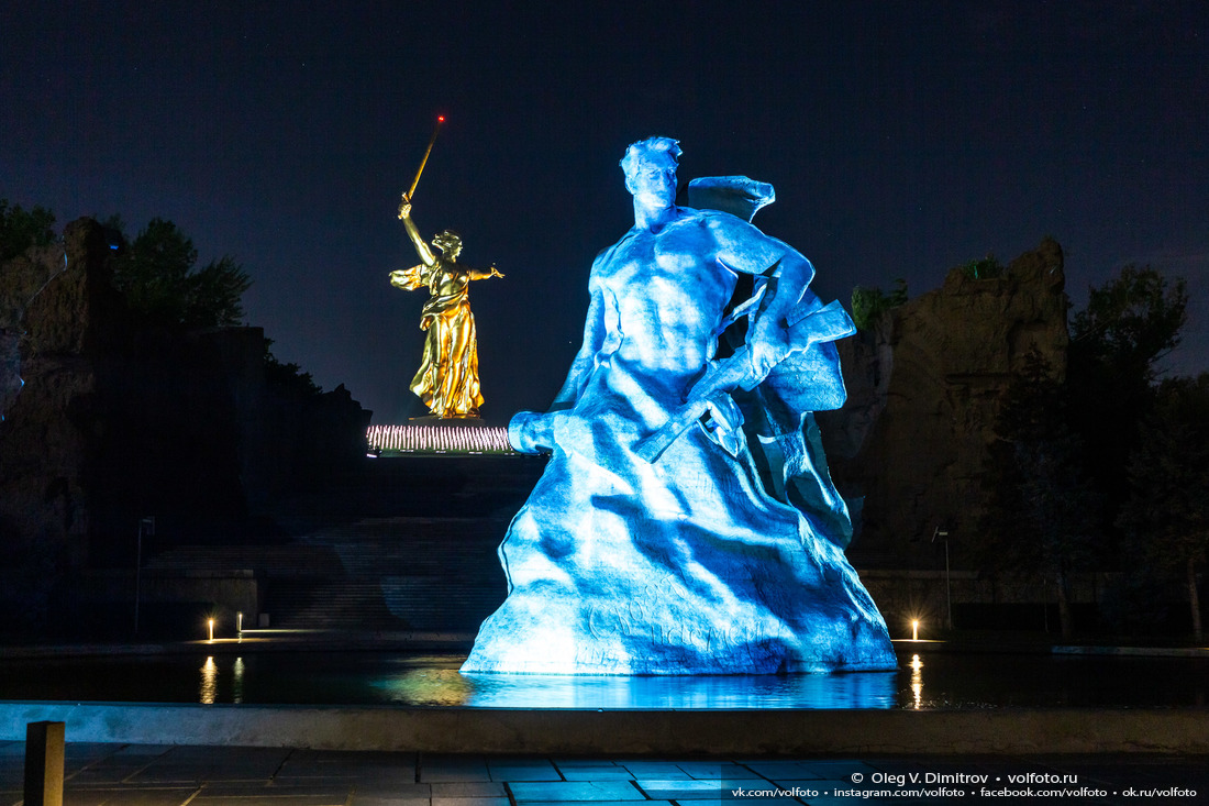 Световой образ защитника Сталинграда на скульптуре «Стоять насмерть!» фотография