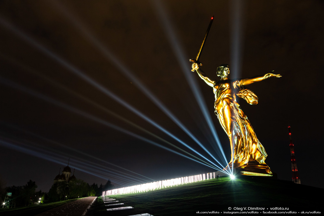 Световая проекция на монументе «Родина-мать зовет!» фотография