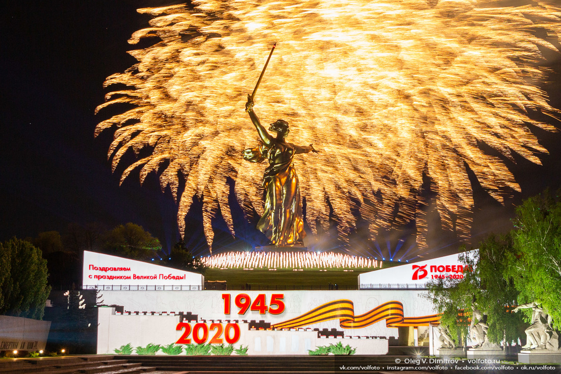 Финал акции «Свет Великой Победы» — праздничный фейерверк над Мамаевым курганом фотография