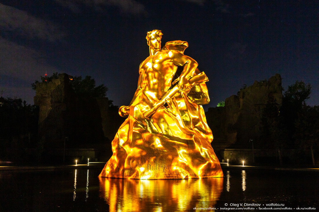 Световой образ защитника Сталинграда на скульптуре «Стоять насмерть!» в акции «Свет Великой Победы» фотография