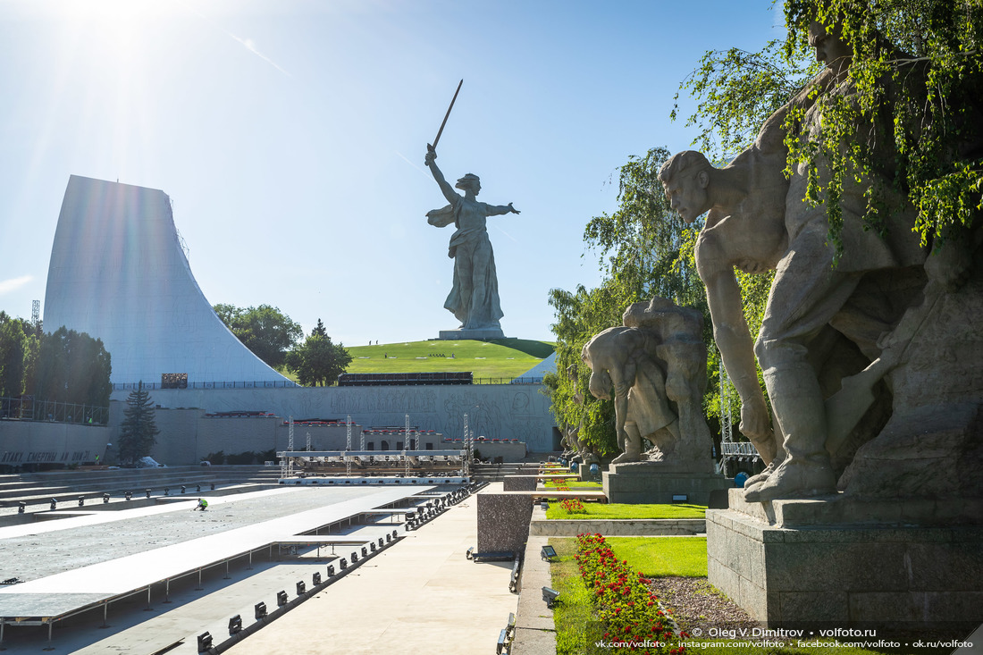 Скульптуры Площади Героев на фоне сценических конструкций фотография