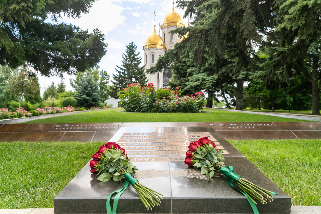 Цветы у малой братской могилы защитников Мамаева кургана фотография