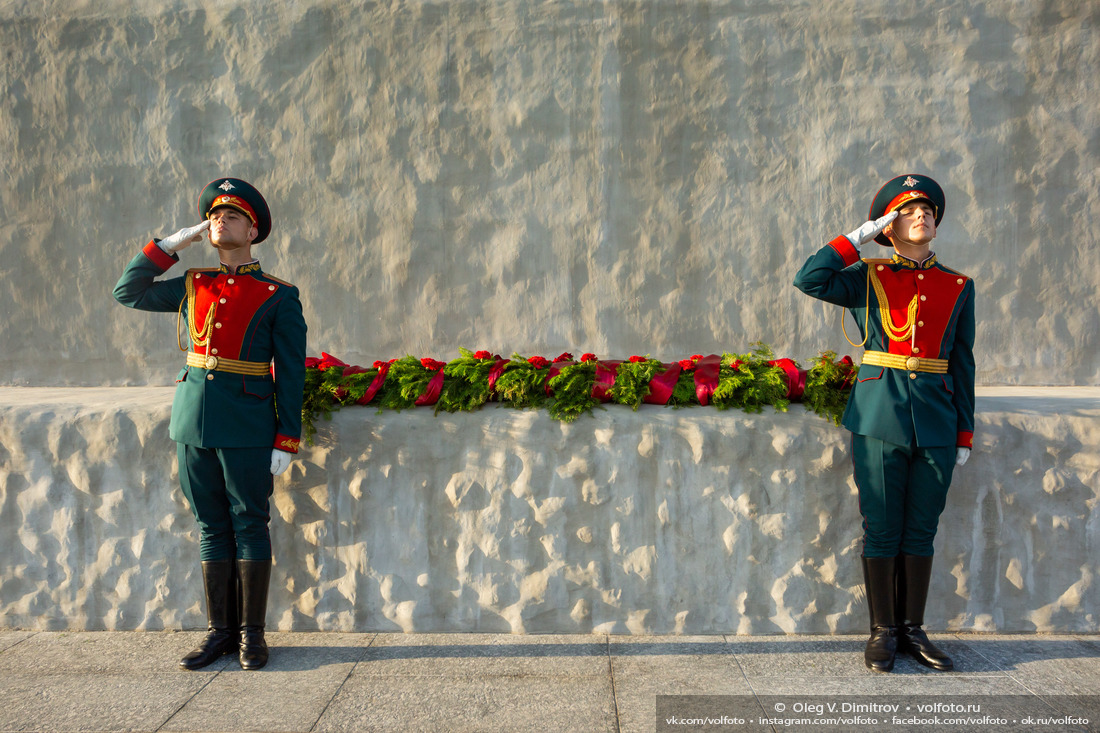 Возложение цветов к подножью отреставрированного монумента фотография