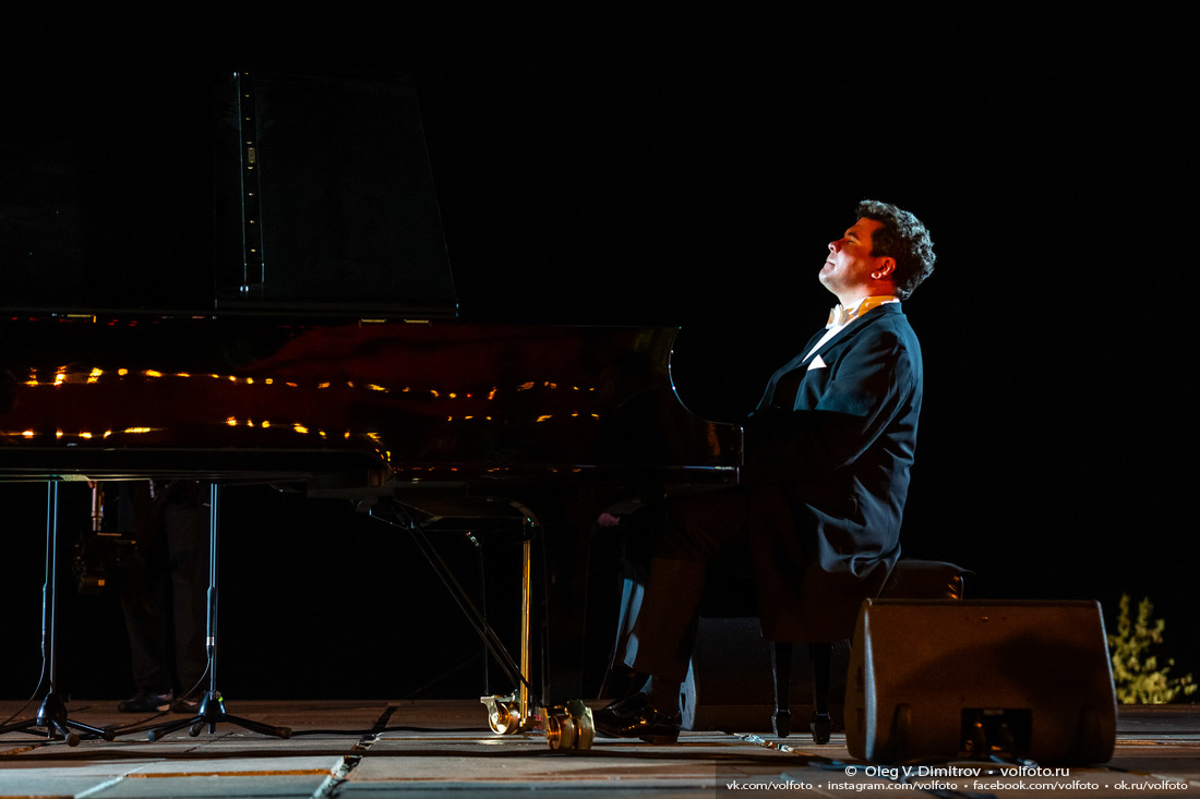 Выступление пианиста Дениса Мацуева фотография