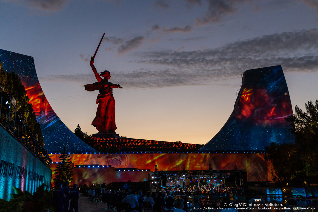 Яркое золотисто-огненное закатное небо над Мамаевым курганом и первые световые образы в начале концерта фотография