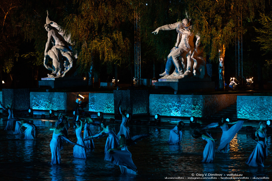 Танцевальная композиция «Плач» в большом бассейне-Волге фотография