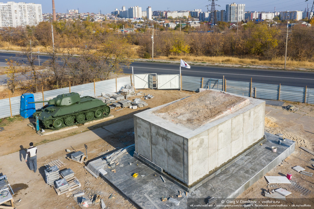 Стройплощадка вокруг танка «Челябинский колхозник» фотография