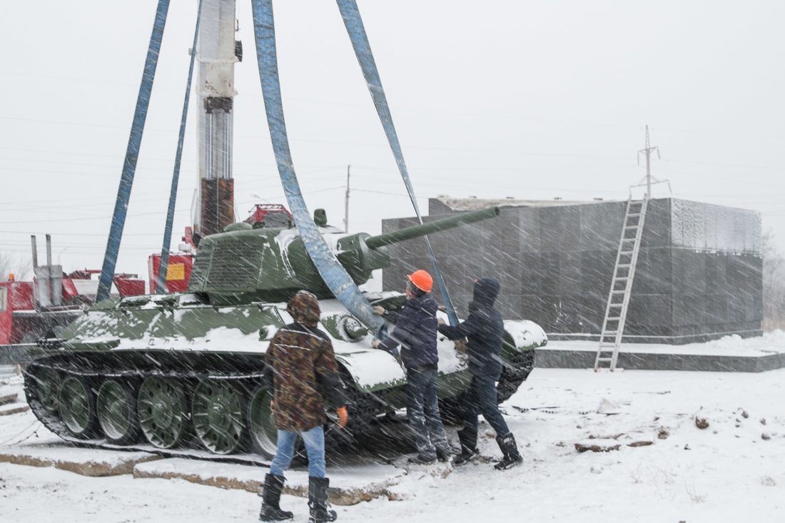 Установка танка Т-34 «Челябинский колхозник» на постамент. Фото: музей «Наследие» фотография