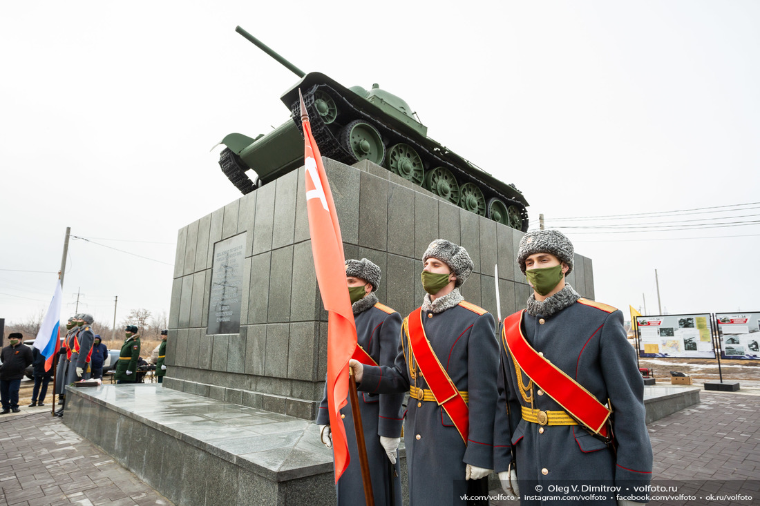 Торжественная церемония открытия после реставрации танка-памятника Т-34 «Челябинский колхозник» фотография