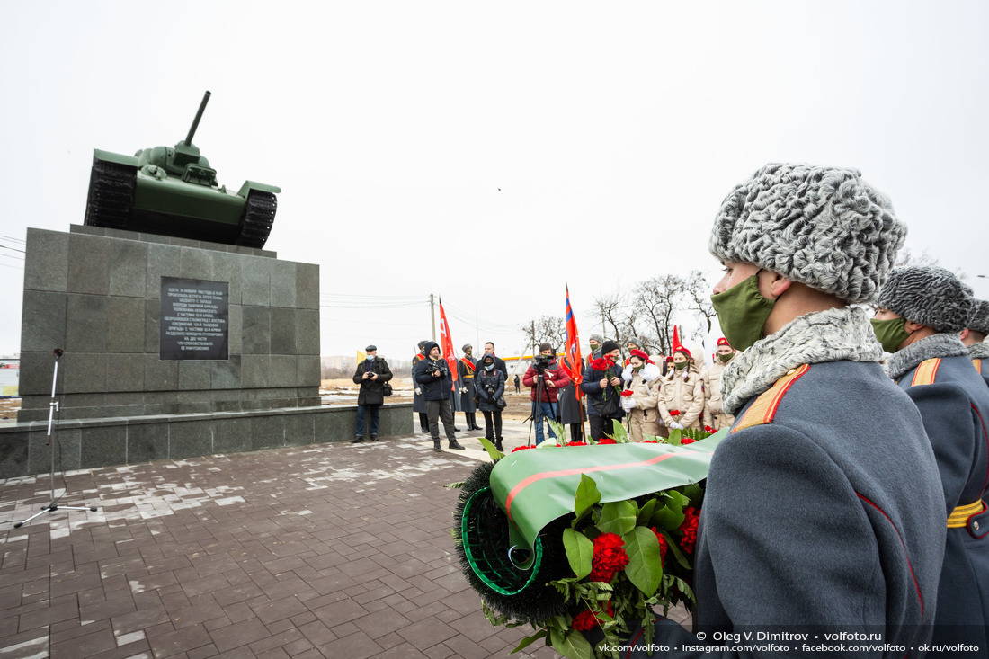 Рота почётного караула на церемонии открытия танка-памятника Т-34 «Челябинский колхозник» фотография