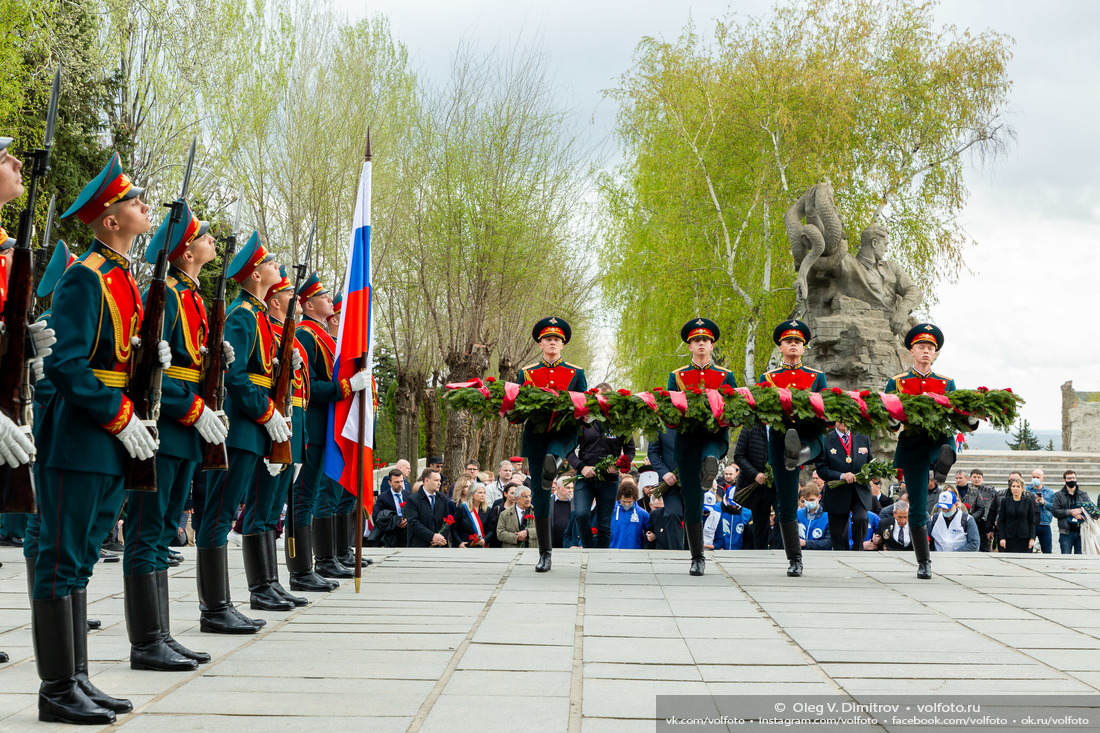 Солдаты роты почётного караула с гирляндой из цветов на входе в Зал Воинской Славы фотография