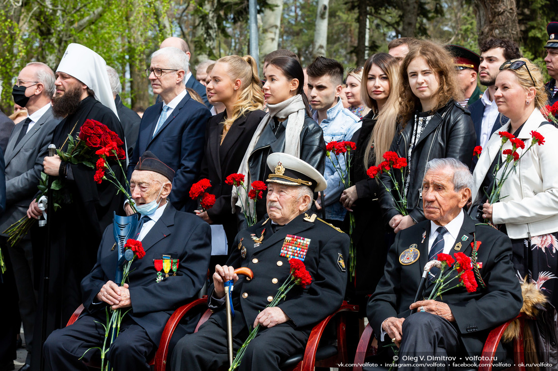 Ветераны из России, Франции и Америки на Мамаевом кургане фотография