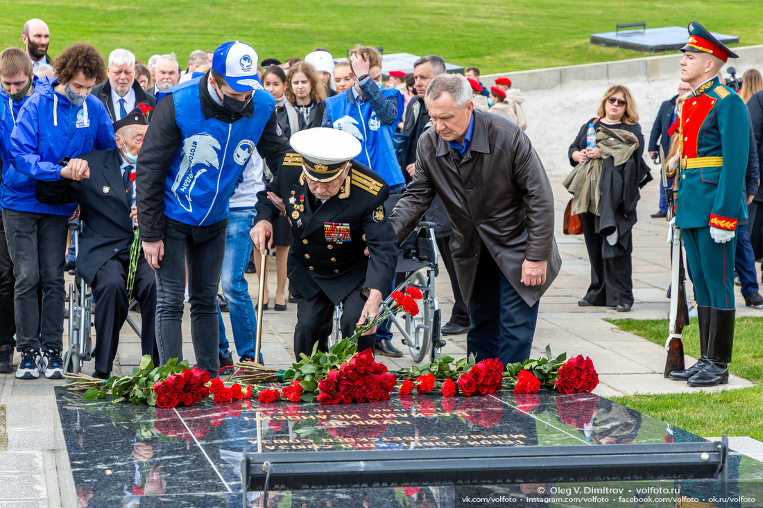 Возложение цветов к могиле маршала Чуйкова на площади Скорби фотография