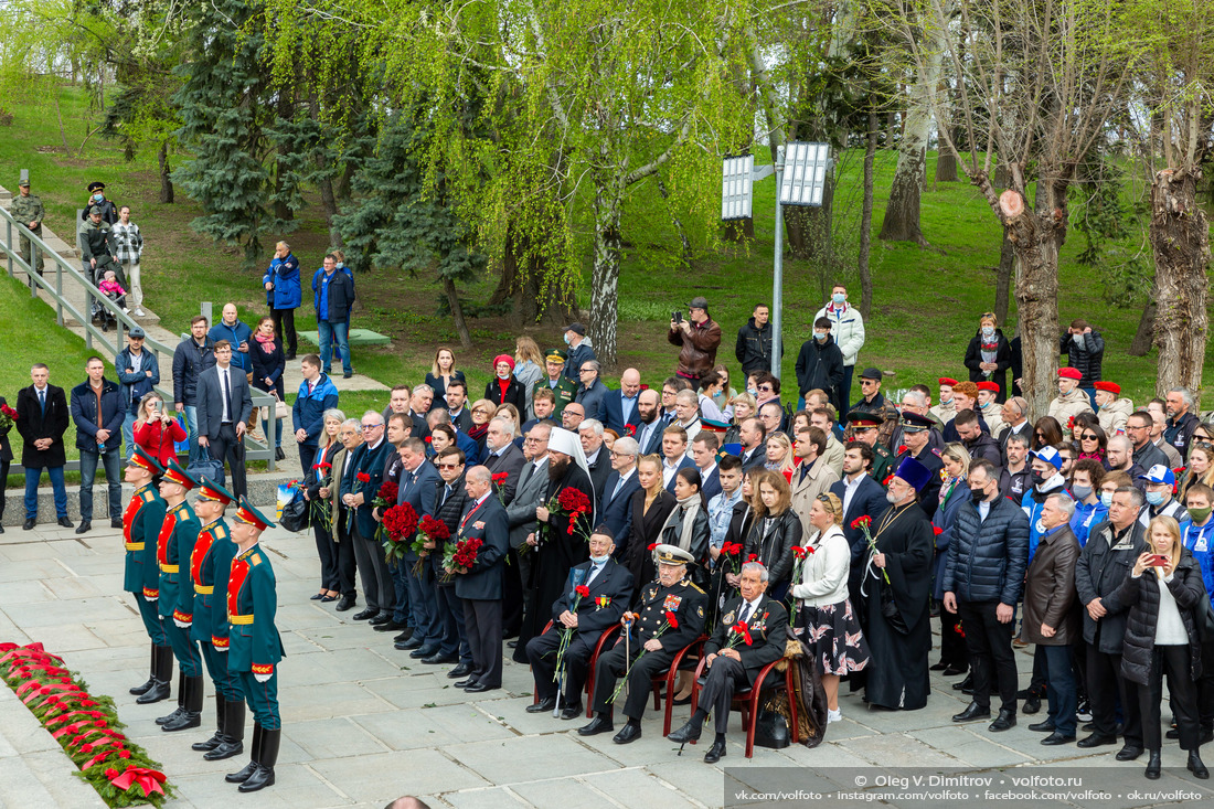 Участники акции «Сталинград 2021» перед Залом Воинской Славы фотография
