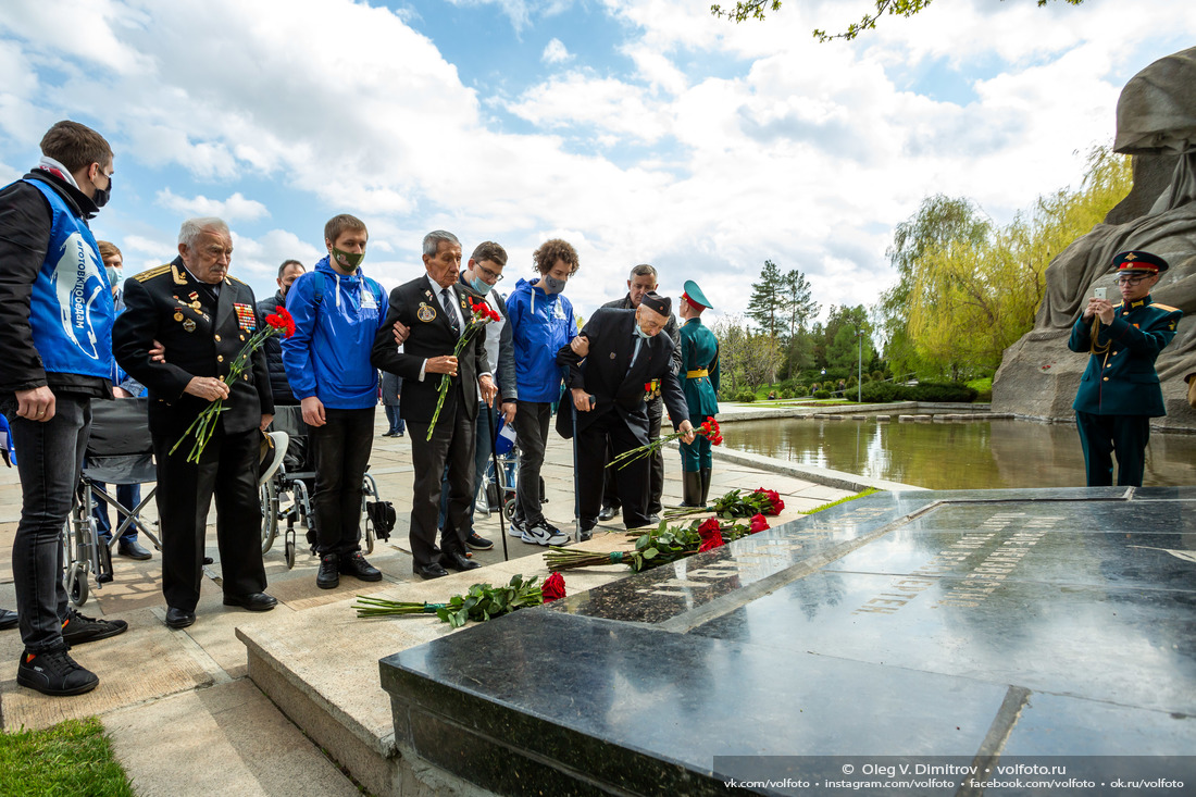 Возложение цветов к могиле Неизвестного солдата фотография