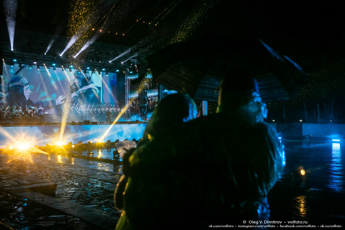 Зрители концерта на Мамаевом кургане под проливным дождём фотография