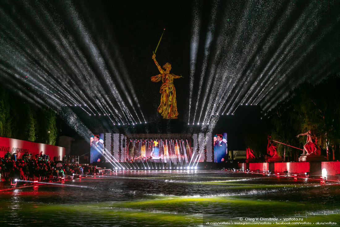 Сцена для праздничного концерта установлена на Площади Героев Мамаева кургана фотография