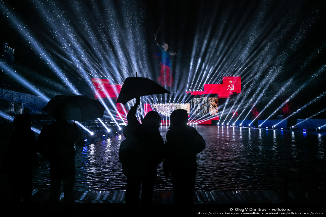 Праздничный концерт на Мамаевом кургане прошёл под проливным дождём фотография