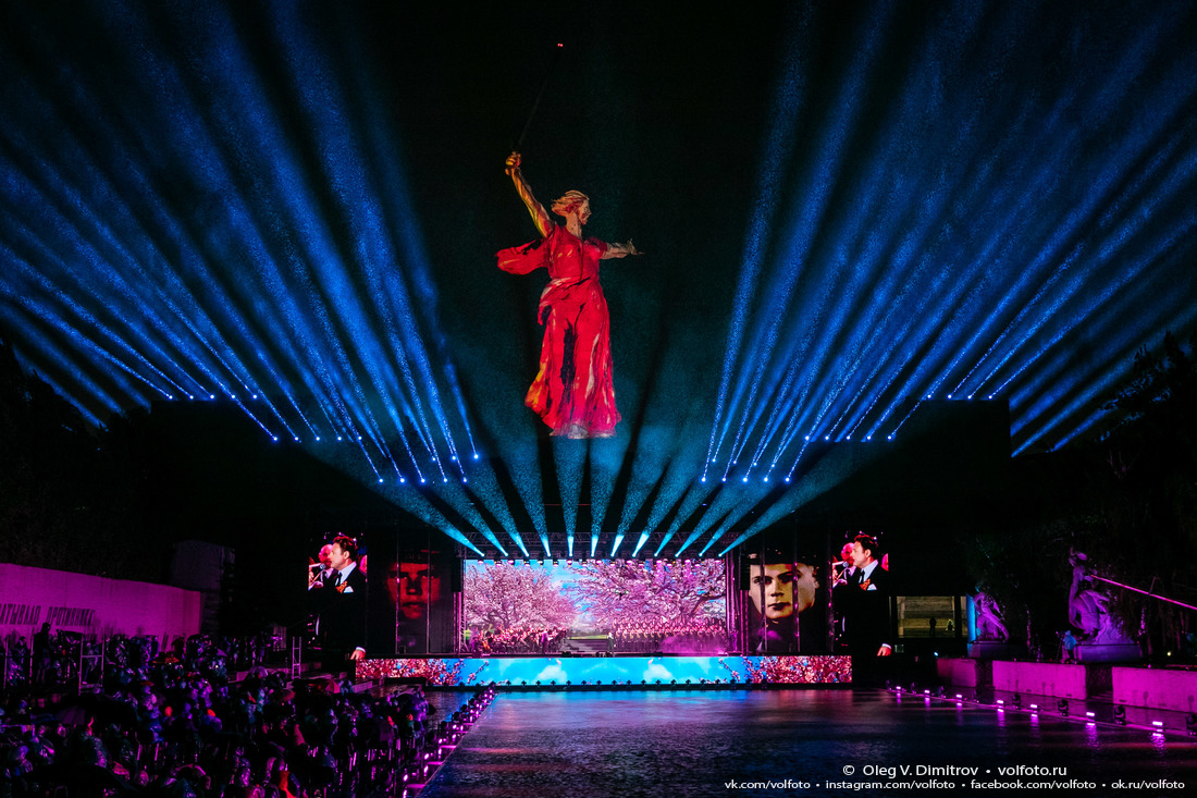 Сцена концерта и главный монумент Мамаева кургана в свете прожекторов фотография