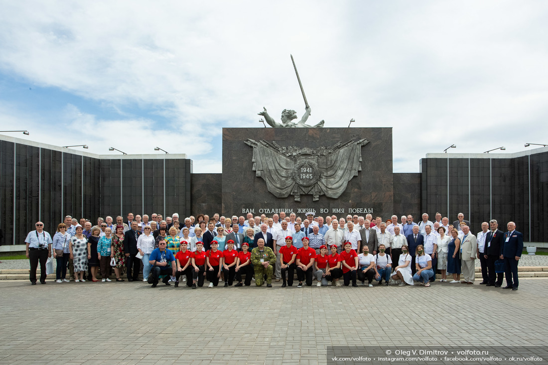 Участники всероссийского форума ветеранских организаций на воинском кладбище Мамаева кургана фотография