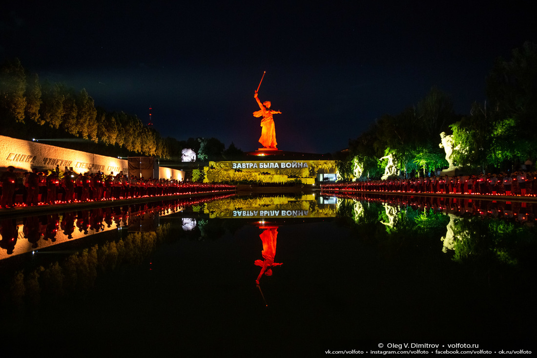 Картины пролога «Завещание потомкам» и сотни огней вокруг большого бассейна на Площади Героев фотография