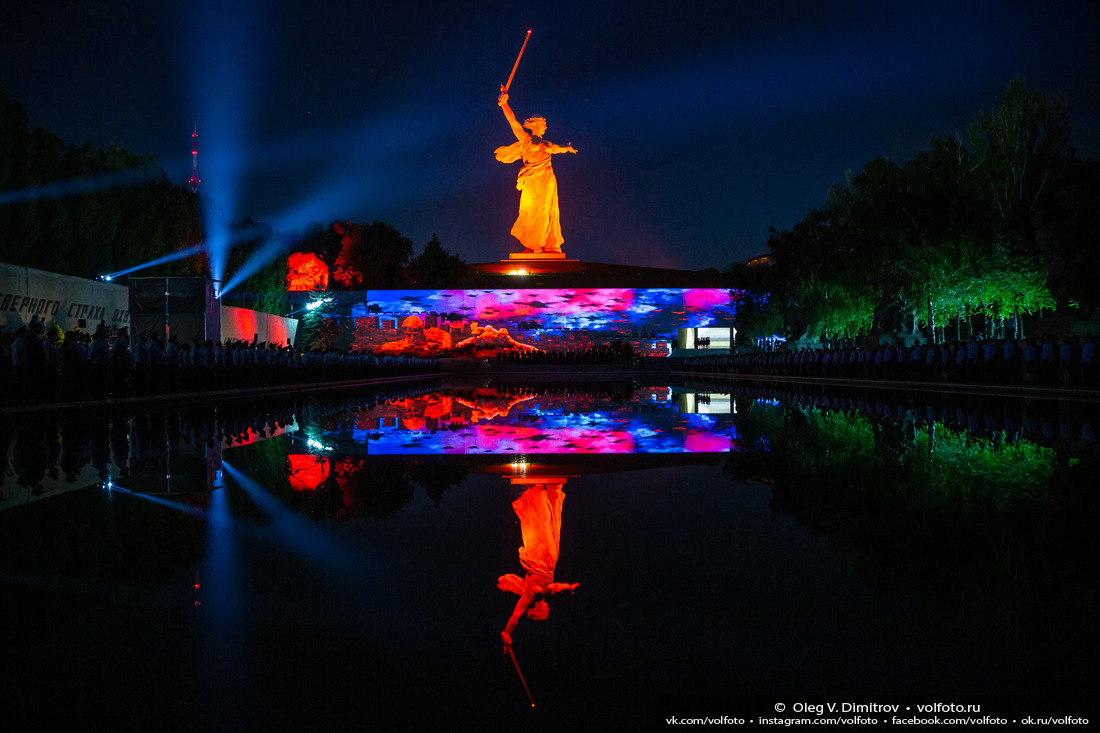 Картины пролога «Завещание потомкам» и сотни огней вокруг большого бассейна на Площади Героев фотография