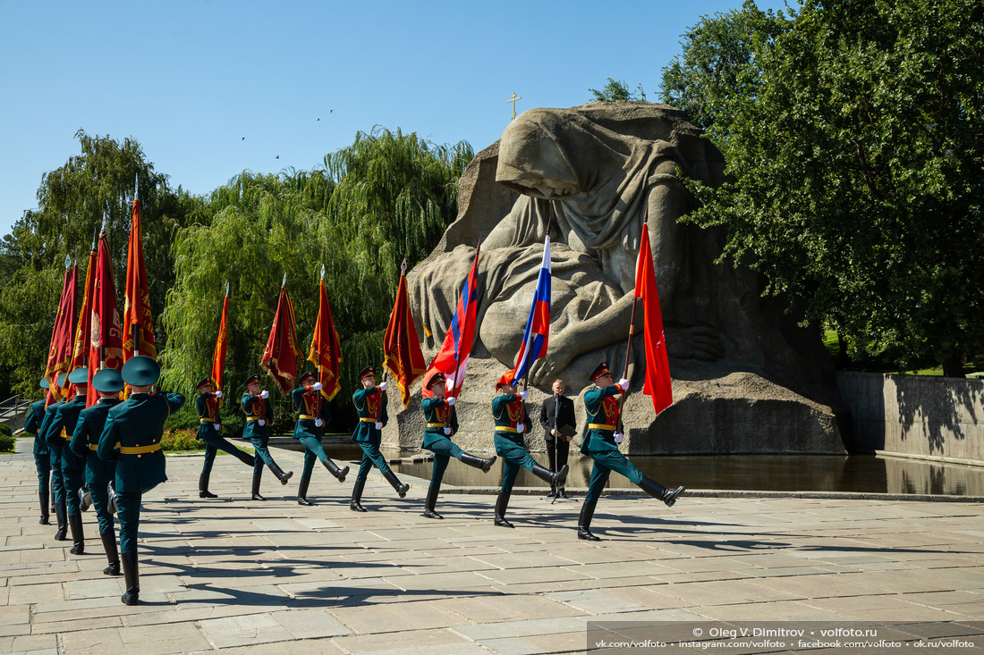 У могилы Неизвестного солдата собравшиеся почтили память всех погибших в Великой Отечественной войне фотография