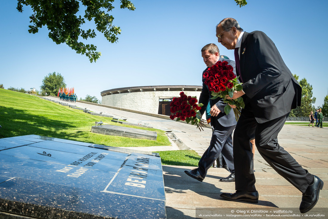 У могилы Неизвестного солдата собравшиеся почтили память всех погибших в Великой Отечественной войне фотография