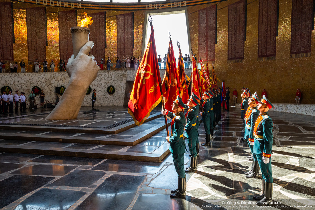 Торжественная церемония передачи знамён состоялась в Зале Воинской Славы фотография