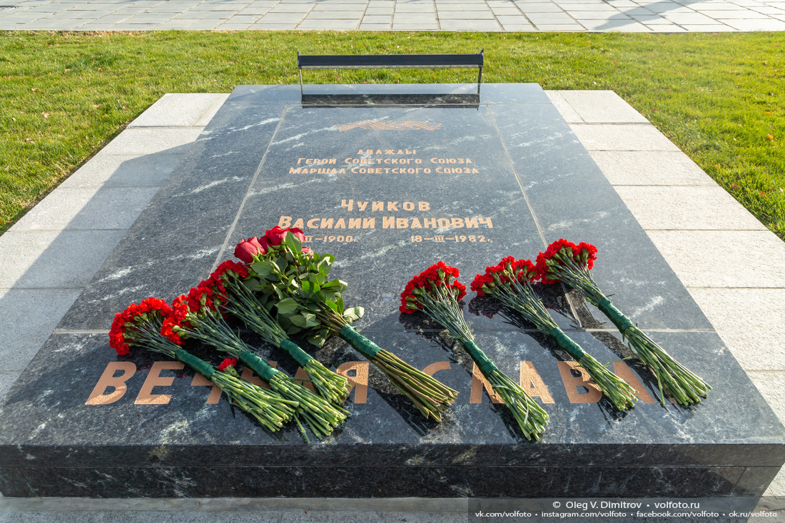 Цветы у могилы маршала Чуйкова фотография