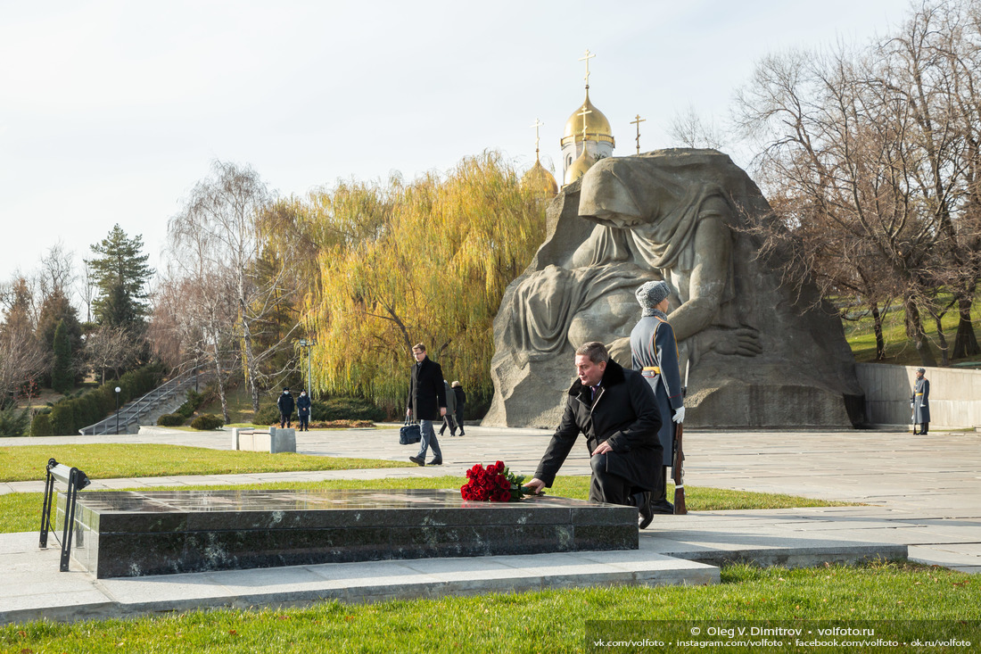 Губернатор Волгоградской области возлагает цветы к могиле маршала Чуйкова фотография