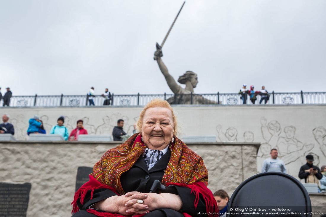 Валентина Клюшина на праздничном митинге, посвященном 50-летию Мамаева кургана фотография