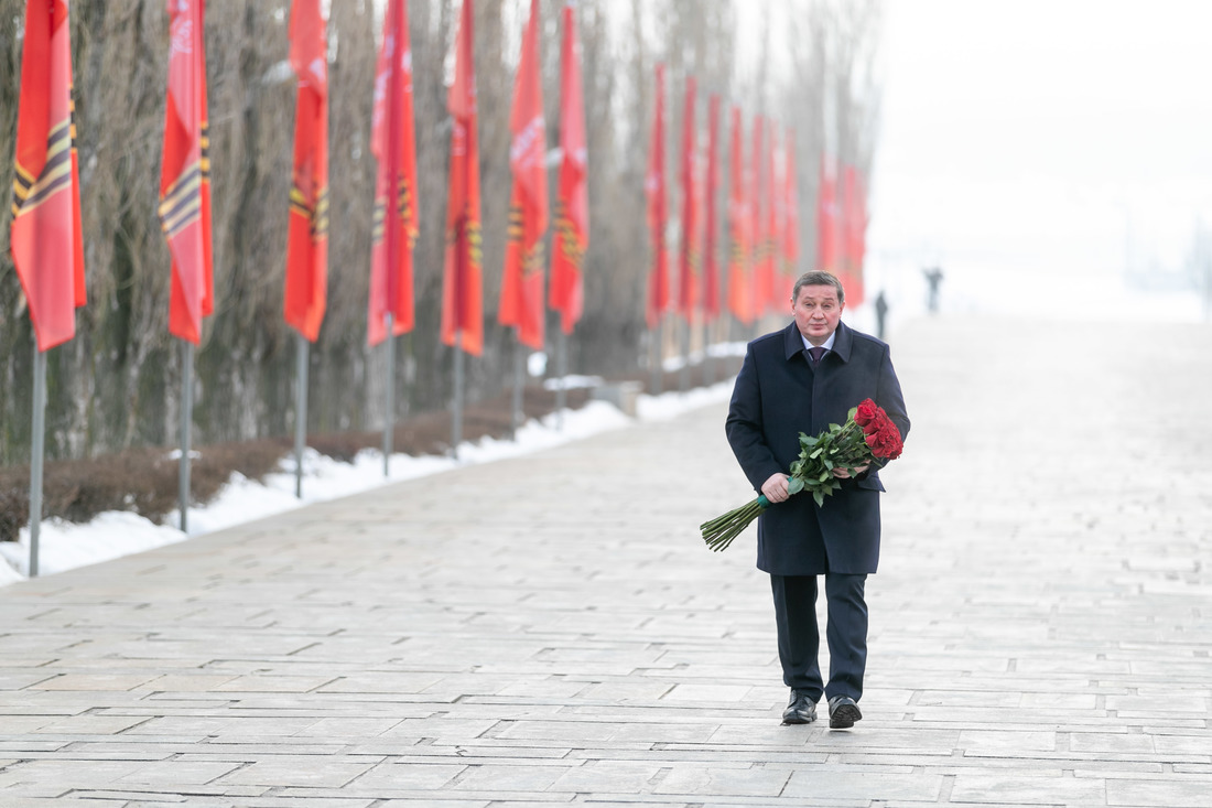 Губернатор Андрей Бочаров с букетом красных роз на Мамаевом кургане фотография