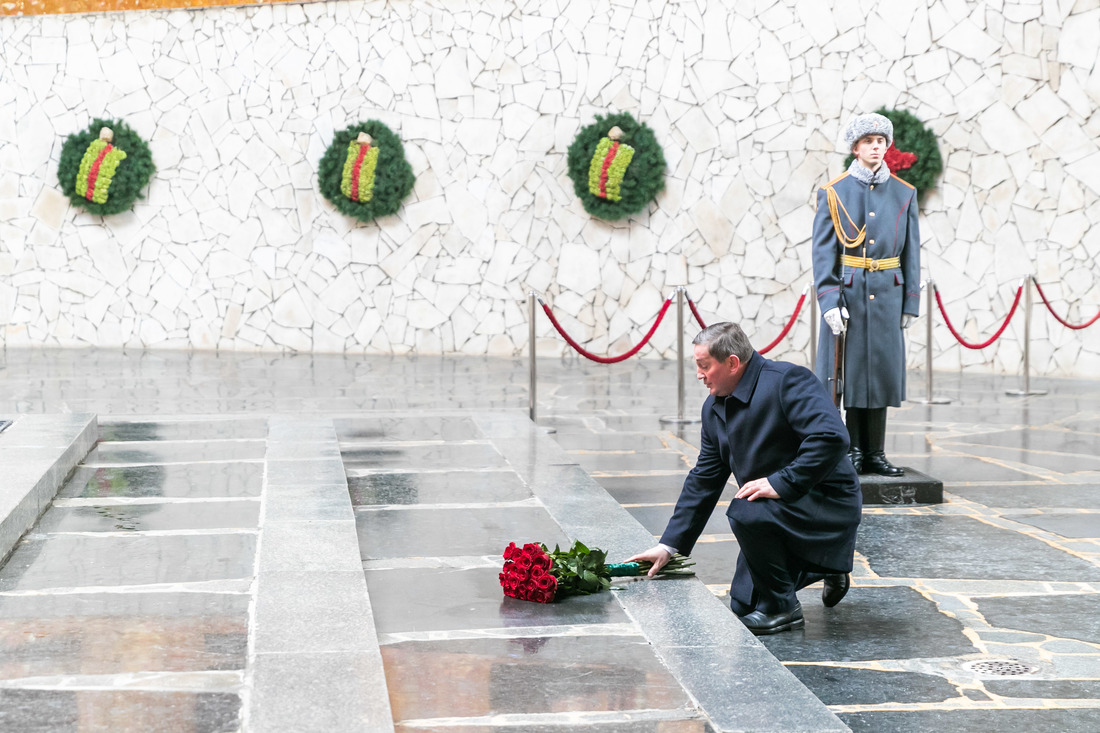 Губернатор Андрей Бочаров с букетом красных роз на Мамаевом кургане фотография