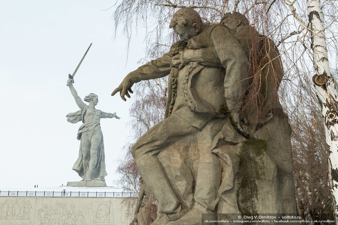 Скульптуры Мамаева кургана в день 2 февраля фотография