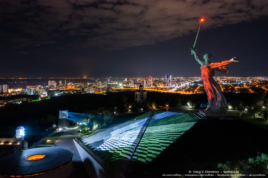 Тестирование видеопроекции «Света Великой Победы» на холме и монументе фотография