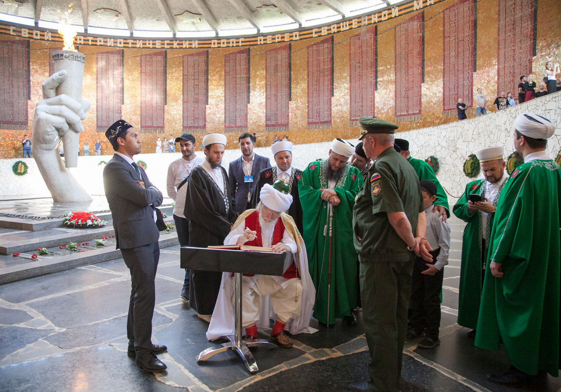 Верховный муфтий Талгат Сафа Таджуддин в Зале Воинской Славы фотография