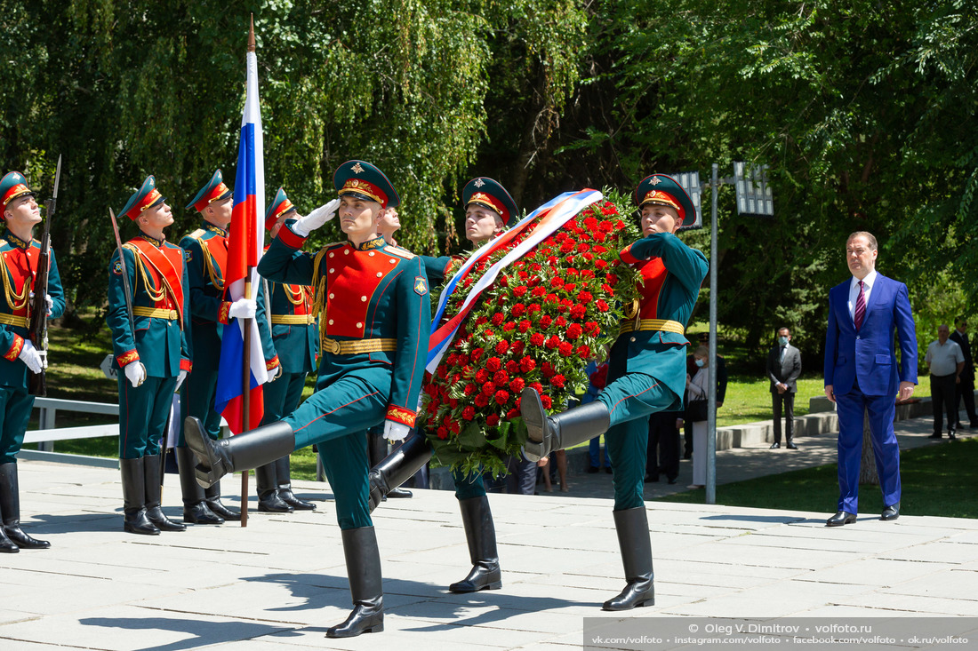 Дмитрий Медведев возложил цветы на Мамаевом кургане фотография