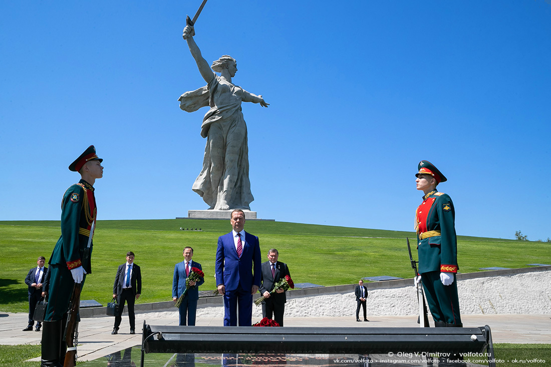 Дмитрий Медведев возложил цветы на Мамаевом кургане фотография