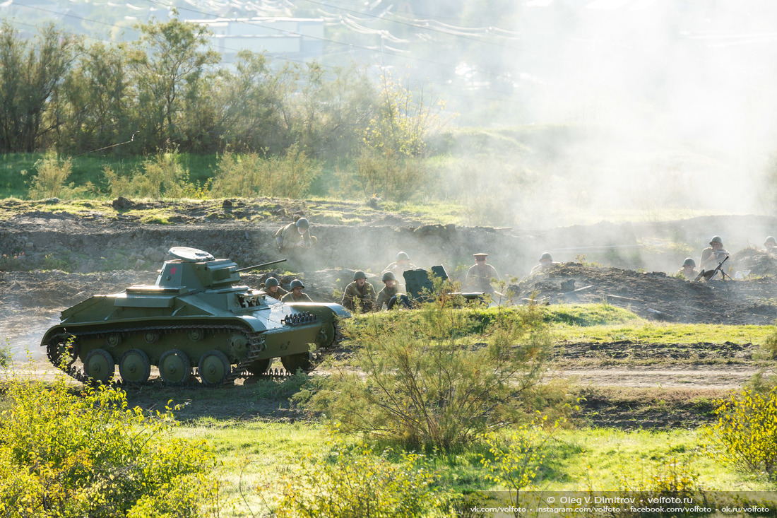 Танк Т-60 РККА и артиллерийский расчёт вермахта фотография